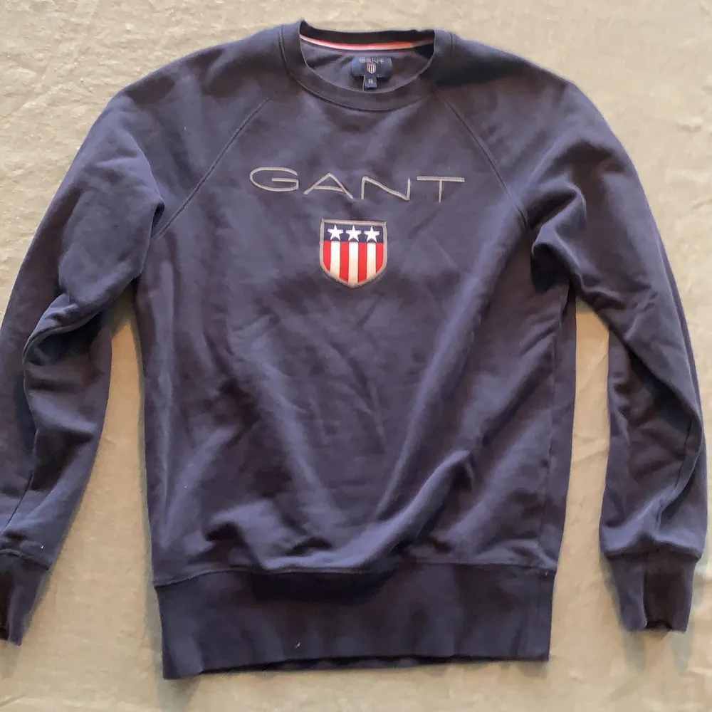 Säljer min jätte sköna marinblå Gant sweatshirt då den inte riktigt passar längre. Ny pris 489. Tröjor & Koftor.