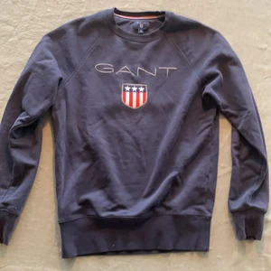 Gant sweatshirt - Säljer min jätte sköna marinblå Gant sweatshirt då den inte riktigt passar längre. Ny pris 489