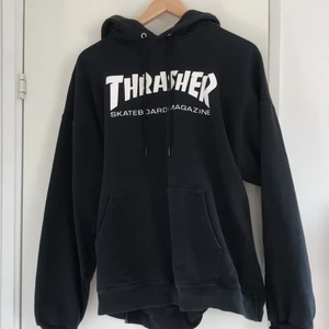 Thrasher hoodie - Svart thrasher hoodie i bra skick. Storlek L men sitter snyggt oversized på en S. Extremt skön! BUD JUST NU: 340