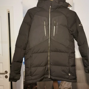 Sail racing jacka  - En fin sail racing jacka i storlek 160=xs värd 3200:-. Jackan har endast används under förra vintern och är i mycket bra skick. Jackan är extremt varm och är Perfekt för kommande vinter och höst. Anledningen till att jag bestämt mig för att sälja den är helt enkelt att jag växt ur den. Kan mötas i Stockholm eller  frakta. 