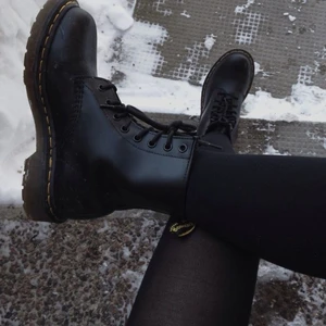 Dr. Martens - Säljer mina fina Dr. Martens i superfint skick. Använts ett fåtal gånger. Säljer då de är för små. Första bilden lånad, andra är min egen! Om du har frågor är det bara att höra av sig💞