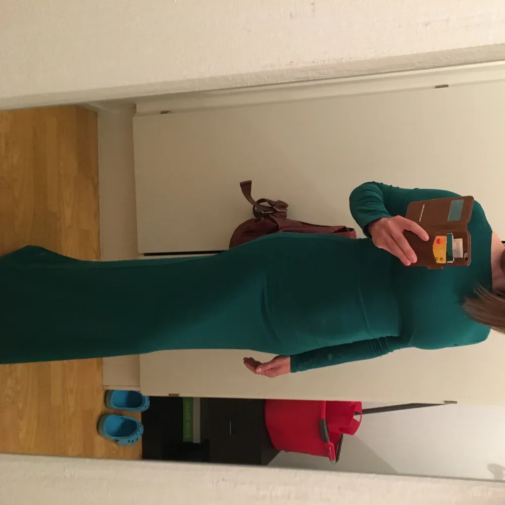 One size klänning i emerald grön, riktig höst färg. Jag är 170 cm lång. Klänningens längd är 140 cm. I bra skick. Passar S/M.. Klänningar.