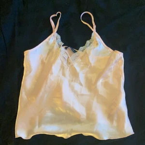 Topp - Bra skick inga märken eller någonting! Inte stretchig men extrem skön! 