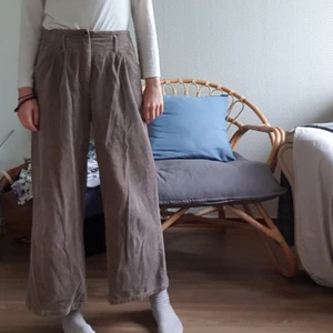 Högmidjade grå beiga manchesterbyxor - Perfekta höstbyxan! Vida ben och höga i midjan men bra fickor. Står på lapp att dom är storlek M men dom är köpta i japan och rätt små i storleken, skulle säga att de passar en xs eller s! 💕🤗