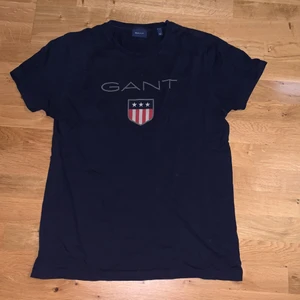 Gant t-shirt - Mörkblå gant t-shirt med vanligt tryck, bra skick. Storlek medium. Pm för bild eller pris