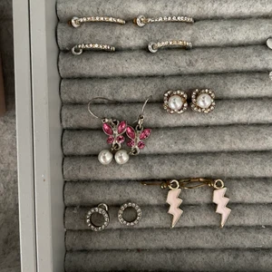 Örhängen  - Säljer olika örhängen från billigare märken. De på bild två är dock från snö och säljs för 100kr. Resterande säljs billigare, kom med förslag. Möts i sthlm eller fraktas för 15 kr. Köp alla för 250