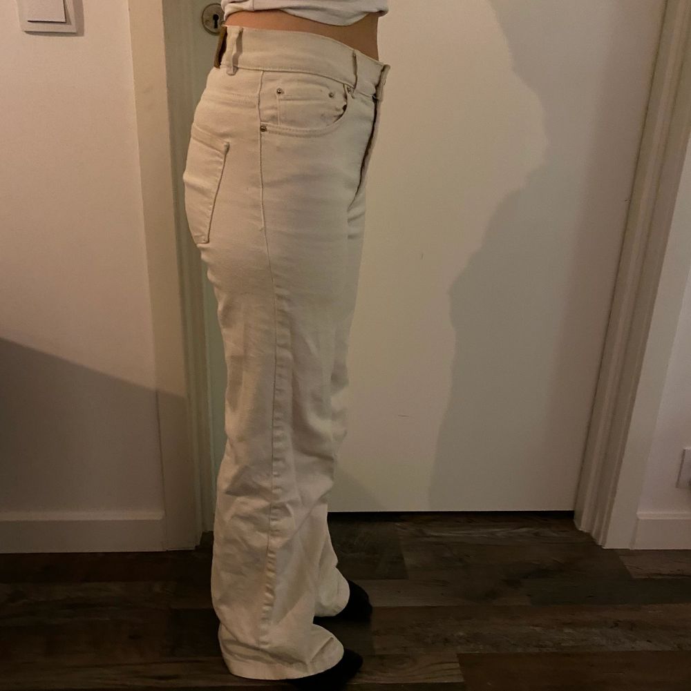 Säljer dessa kräm vita straight jeans från Wera. Dom har inga fläckar och sitter mid waist. Personen på bilden är 157 och är långa på henne.. Jeans & Byxor.