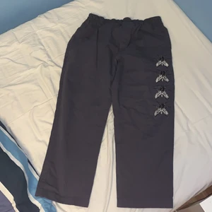 Lila/gråa chinos - Snygga lila/gråa chinos i storlek XL med knytgrej istället för skärp