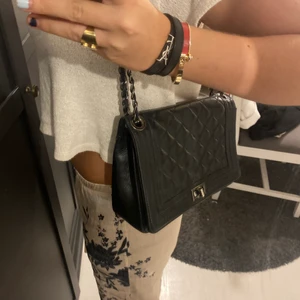 Svart väska  - Svart vanlig väska som rymmer mycket och passar till allt😍 bra skick och inga slitningar 