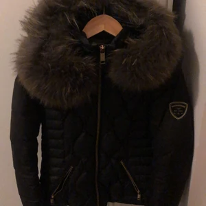 Rock and blue vinter jacka, kort  - I relativt bra skick, äkta päls som är i ny skick, finns några små hål i jackan men annars är den i ett fint skick! Jag är storlek S & jackan är 34 och den passar mig bra!