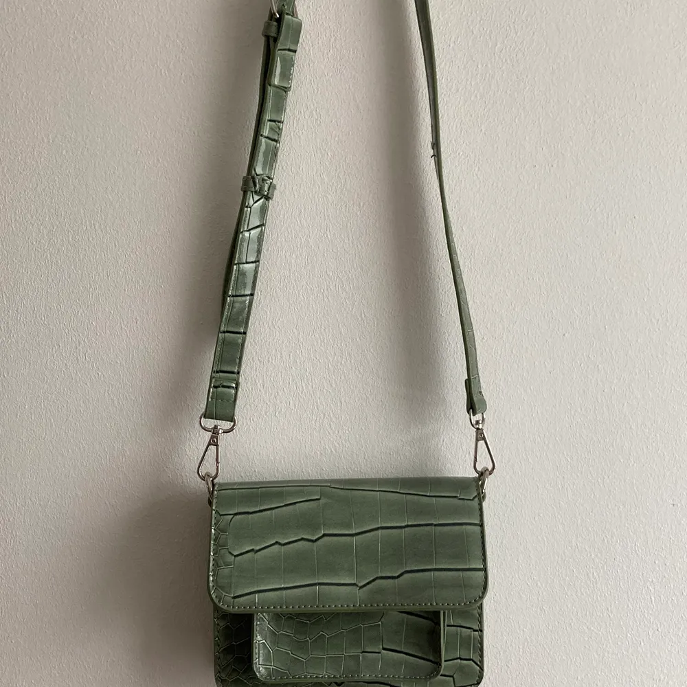 Jättefin grön väska från Hvisk. Köparen står för frakt💓. Väskor.