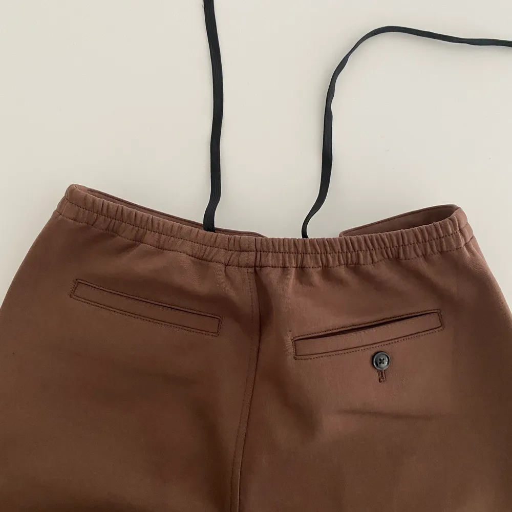 Brown jogger trousers with adjustable waist. Jeans & Byxor.