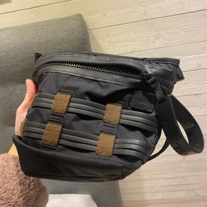 Acne studios - Intresse koll på min acne studios väska. Som ny använd max 5 gånger. En riktig snygg väska. 