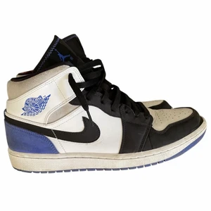 Jordan 1 Mid SE Varisty Blues - Jättebra skick! Har bara använts 2 gånger.