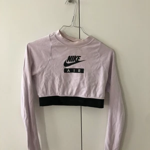Nike cropped top - Har köpt toppen på JDsports och knappt använt den. Jätte fin ljus lila färg 💜 storkek S men passar bra som XS 