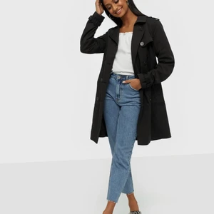 Trenchcoat från VILA, helt ny! - Storlek 34/XS. Helt ny, endast testad! Nypris: 599kr, mitt pris: 400kr + frakt. 