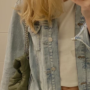 Jeansjacka - En ljus fräsch jeansjacka❤️ Säljer endast då är lite liten för mig🌸 Går med på egna bud✨ passar xs-m beroende på önskad passform☺️