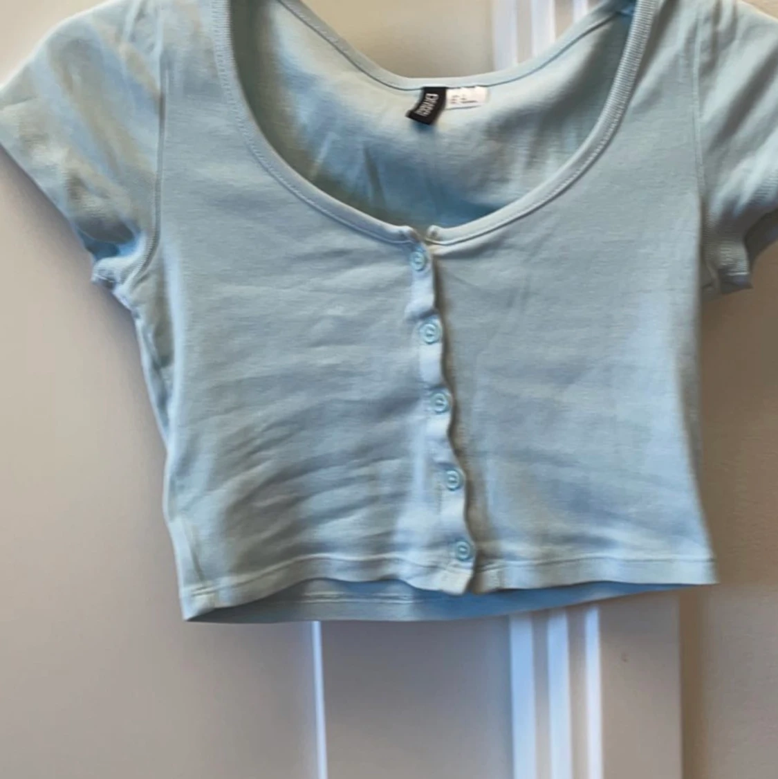 Blå H&M topp och vit zara topp