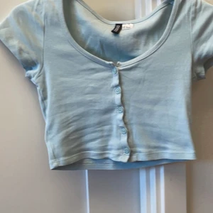 Blå H&M topp och vit zara topp - Säljer 2 toppar för 100 kr tillsammans,ingen av dom använda.den blå är i storlek xs och den vita s fast passar en xs.köparen står för frakten❤️