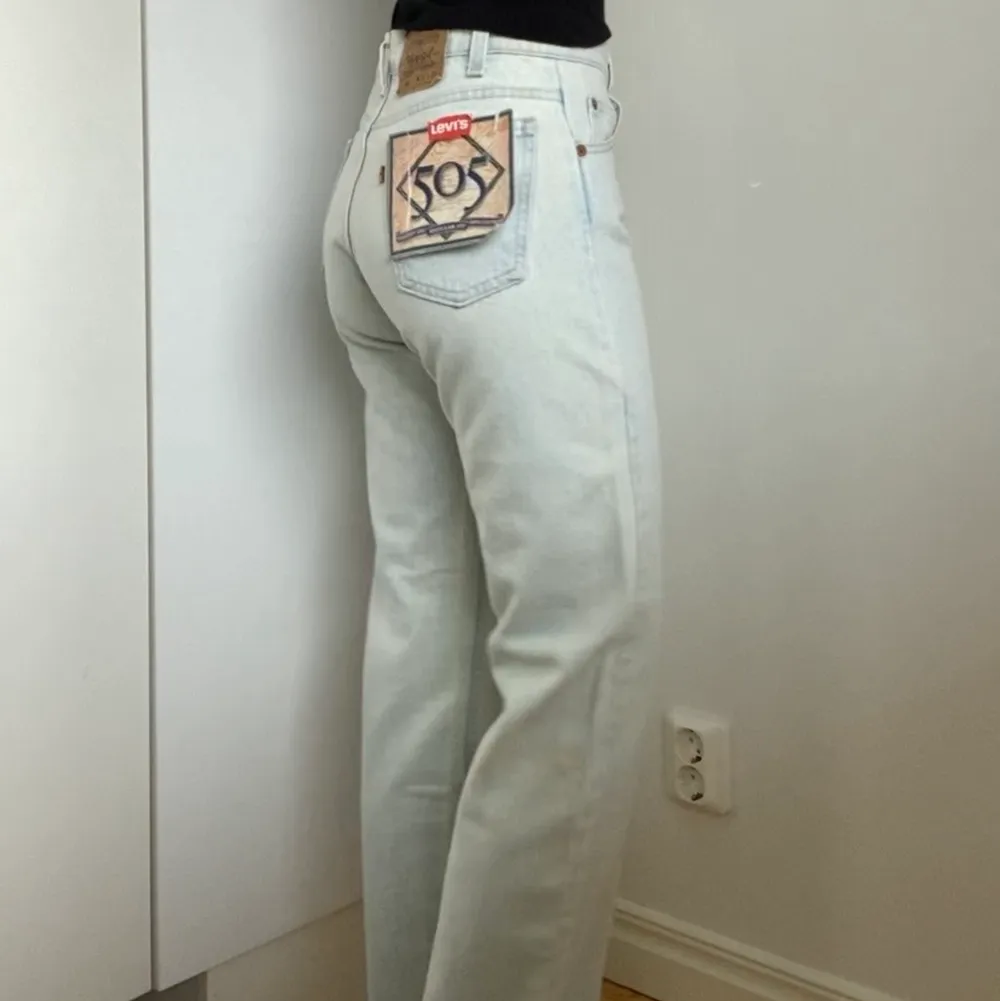 Superfina Levis jeans i modellen 505, står w29 l32, passar mig som brukar ha w25 nyare i Levis jeans, jag är 170cm lång, köpare står för frakt🥰🥰. Jeans & Byxor.