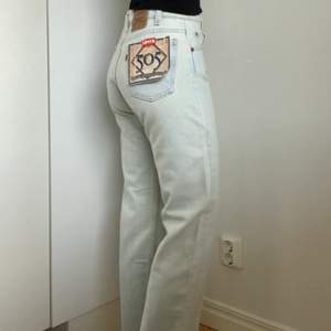 Superfina Levis jeans i modellen 505, står w29 l32, passar mig som brukar ha w25 nyare i Levis jeans, jag är 170cm lång, köpare står för frakt🥰🥰