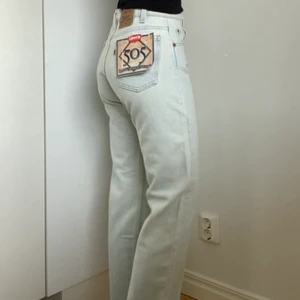 Vintage Levis jeans - Superfina Levis jeans i modellen 505, står w29 l32, passar mig som brukar ha w25 nyare i Levis jeans, jag är 170cm lång, köpare står för frakt🥰🥰