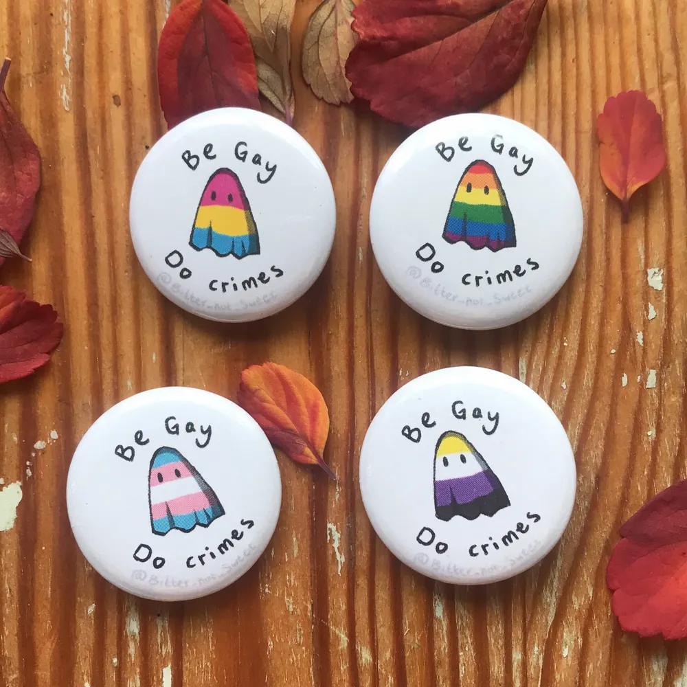 Spooky queer pins! Kan det bli bättre? Dessa kommer tillbaka i höst lagom till halloween 🎃 👻. Accessoarer.