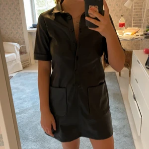 Läderklänning - Anvvänd 1 gång❤️ säljer pga köpte två❤️