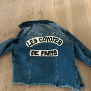 Cool jeansjacka från Les Coyotes de Paris. Väldigt användbar och cool med trycket på ryggen. Lite kortare i modellen. Den är i barnstorleken 14 men skulle säga att den är som en liten xs. Frakt tillkommer💗😍☺️💘