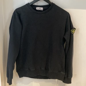 Stone Island Sweatshirt  - Säljer nu min Stone Island Sweatshirt i storlek S, passar mindre storlekar beroende på hur man vill att tröjan ska sitta.