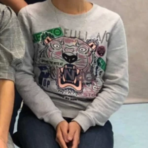 Äkta kenzo tröja  - Skitfin och knappt använd kenzo tröja! Buda❤️