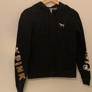 Pink Victoria secret  - En svart Victoria secret zip hoodie med paljett tryck storlek xs går ej att få tag i längre vill göra en intressekoll utgångspris 100kr högsta bud vinner, buda på :)