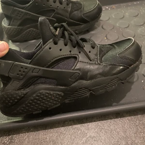 Nike Huarache  - Nike Huarache Dam. Storlek 37,5. 3-4 gånger använd. I princip nya, priset kan diskuteras vid snabb försäljning. 