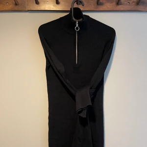 HM ribbad klänning  - Ribbad klänning med utsvängda armar. 