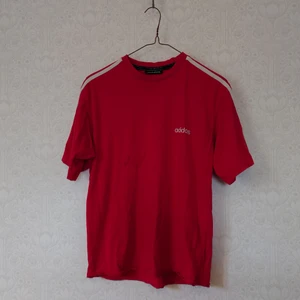 Adidas tshirt - Röd Adidas tshirt! Förstår inte riktigt strl lappen men skulle säga S/M. Helt ok skick.