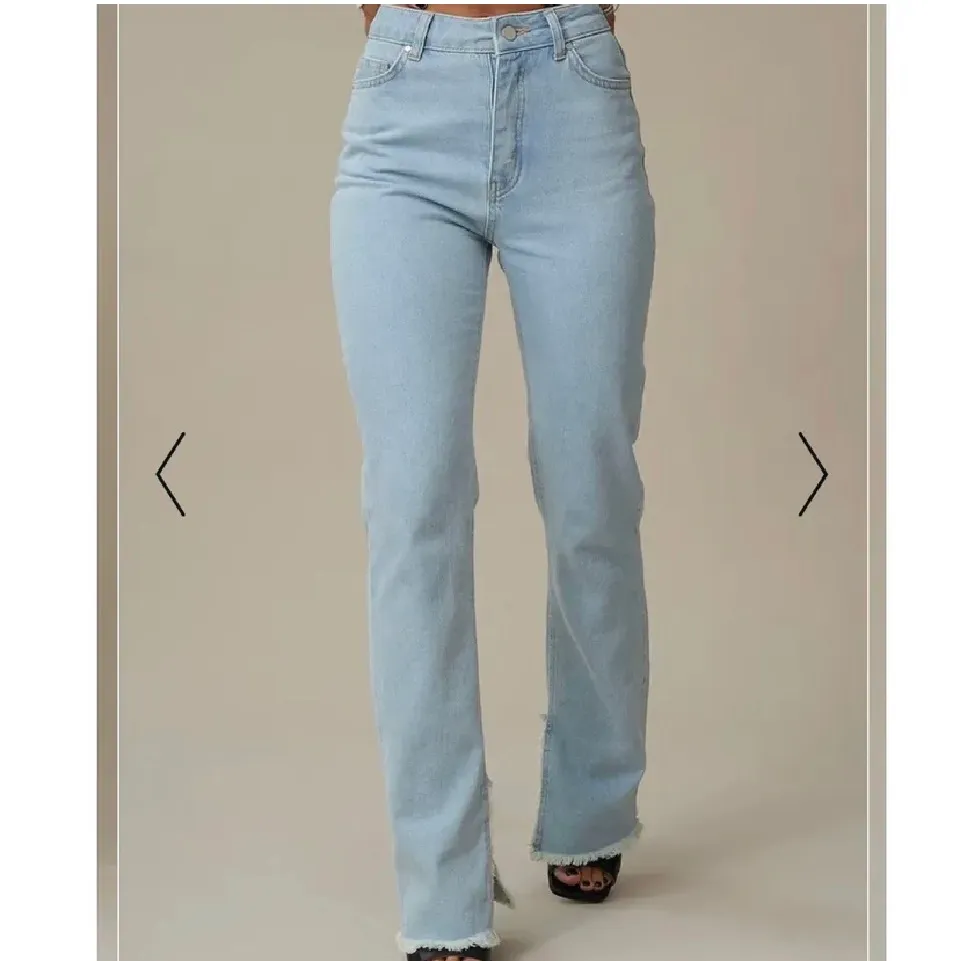 Jeans från NA-KD säljs pga av att dom var för små för mig str 38 men skulle säga dom passa en 36a. Jeans & Byxor.