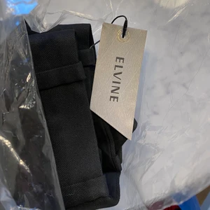 Elvine Sandi - Oanvända hög midjade med kostymbyxor med avslappnad passform. Strl 34 (innerbenslängd 66cm) 