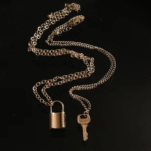 Halsband lås & nyckel - Säljer dessa 2 tillsammans, oanvända halsband i form av ett lås och en nyckel. Inte så långa kedjor. ✨