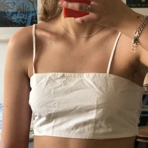 Minicroptop med knyt bak - Så söt gullig allt man vill ha till sommaren från zara. Passar nog flera storlekar med tanke på knytning bak! Vid köp av flera plagg kan du få rabatt! 🤠