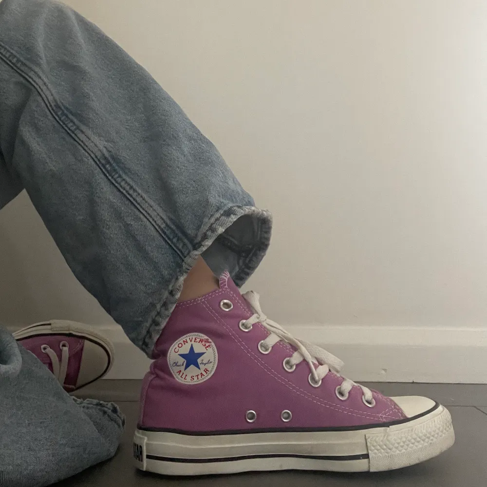 Rosalila Converse i storlek 36 (22,5 cm). Bilderna beskriver färgen bäst. Väldigt bra skick, använd ett fåtal gånger. Köpta för 750 kr. Startbud är 250 + 66 kr frakt. Buda i kommentarerna. Det är bara att höra av dig om du har några frågor. Buda i kommentarerna! Budgivning avslutas söndagen 21/3 kl 21 :). Skor.