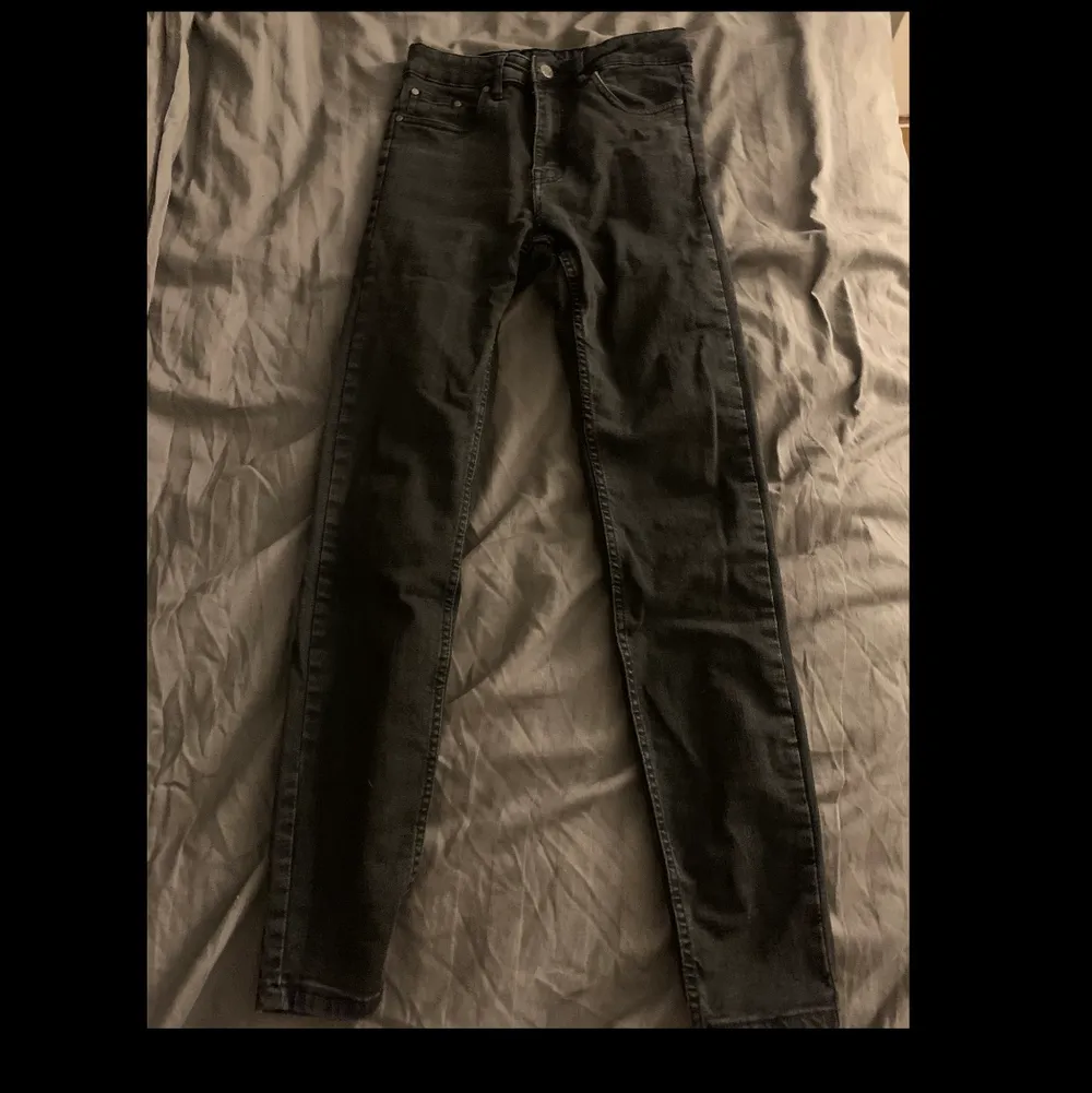 Svarta jeans som sitter bra. Är perfekt längd för mig och jag är 170 cm lång.. Jeans & Byxor.