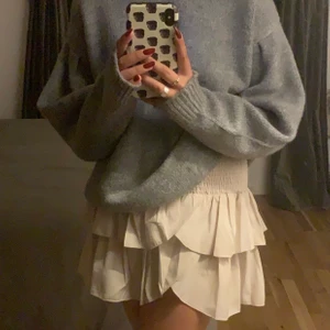 Kjol från Neo Noir - Säljer min beiga kjol från Neo Noir då den inte direkt är i min stil längre, strl Xs men passar minst S också🌞 Buda i kommentarerna