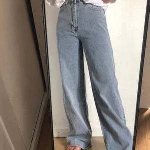 Ljusblå jeans! - Perfekt jeans från shein! Säljer för jag har så många jeans! Snäppet för långa för mig som är 163cm💖 färgen är precis som bilderna och dom har blivit använda fåtal gånger, köpare står för frakt💖 stora i storlek! 