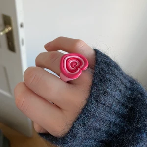 Hjärt - ler - ring - Otroligt fin & unik ring! Säljes pga använde ej lika mycket som jag trott. Storlek 51mm i omkrets & ca 17mm i diameter. Inga defekter, precis som ny! Tveka inte vid frågor😊