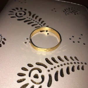 Guldring 18K - Guldring graverad sedan tidigare, 4mm, ca 20 i storlek, två små bucklor på. Nypris 2.299kr Frakt 12kr        Buda Gärna🙌🏼 
