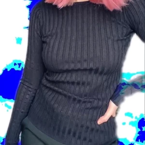 Mörkblå tajt tröja - Halvtjock tröja 