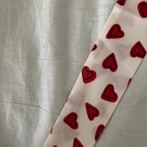 Scarf med hjärtan på! - Supersöt scarf med små hjärtan på! Passar till allt, håret, väskan osv!!🥰 