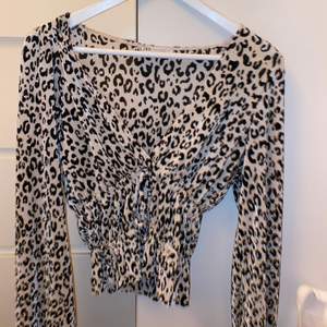 Säljer min leopard mönstrade blus från Zara som går att justera i midjan! Jätte fin på! 