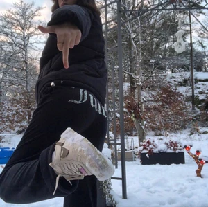 Juicy Couture Byxor - Säljer mina Juicy Couture byxor då jag aldrig använder dom :( dom är vida vid benen och passar någon mellan 163-170cm 🖤 fraktpris:63kr