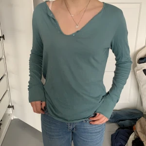 Zadig et Voltaire tröja - Zadig-tröja i turkos/grönblå färg med trycket ”Love” på ryggen. Inköpt för två år sedan men knappt använd. Säljer för 200 kronor. Storlek medium men passar 34-38.